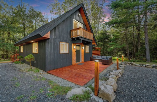 Tobyhanna Ski Chalet | Hot tub Fire pit Outdoor grill Resort access