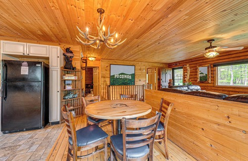 Mount Pocahontas Cabin | Hot Tub & Fire Pit: Albrightsville Log Cabin!