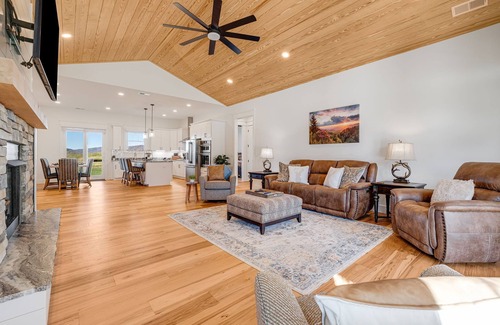 Hendersonville House | Hot Tub, Fire Pit & Mountain Views | Near Hendersonville + Biltmore Pass
