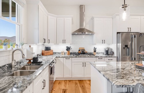 Hendersonville House | Hot Tub, Fire Pit & Mountain Views | Near Hendersonville + Biltmore Pass