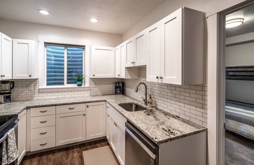 Pleasant Grove Apartment | *Hot Tub/Fire Pit*Modern 2 Bdr Guest Suite|Slps 6