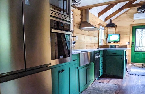 Scaly Mountain Cabin | Hot Tub⁘Fire Pit⁘Grill⁘Heated Patio · Near Waterfalls, Vineyard, Zipline, Trails