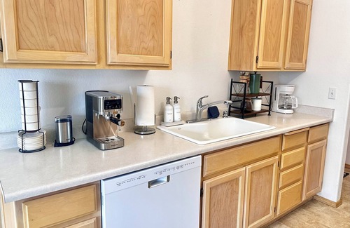 Medford House | HOT TUB! Firepit - Bright Open-Near Airport & Freeway