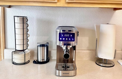 Medford House | HOT TUB! Firepit - Bright Open-Near Airport & Freeway