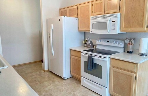 Medford House | HOT TUB! Firepit - Bright Open-Near Airport & Freeway