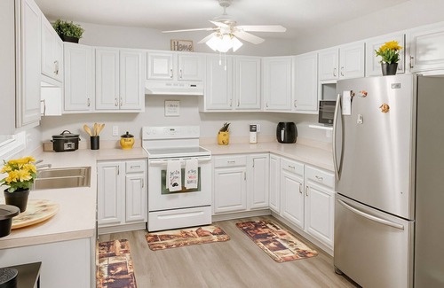 Seymour Cabin | Hot tub/firepit/game room/bunk+king beds/Cozy Sevierville Retreat near Pigeon F.