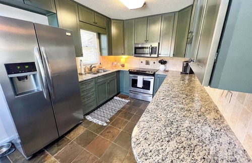 West Jefferson Ski Chalet | Hot Tub + Fireplace = The Perfect Sept Getaway @ The 19th Hole