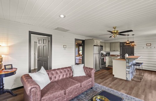 Boone Cabin | Hot tub; Fireplace; Dog Friendly! Minutes to Downtown Boone, Skiing and Tubing!