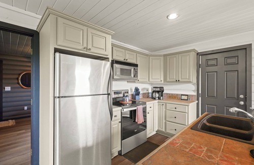 Boone Cabin | Hot tub; Fireplace; Dog Friendly! Minutes to Downtown Boone, Skiing and Tubing!