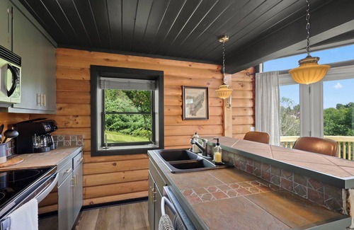 Boone Cabin | Hot tub; Fireplace; Dog Friendly; Minutes to Downtown Boone and Skiing!