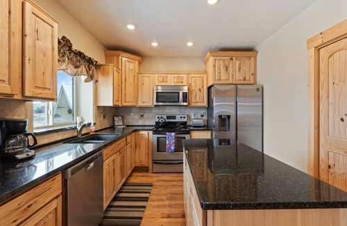 Harbor Village Cabin | Hot Tub! Foosball! Lake views! Bunks! Sleeps 30+!