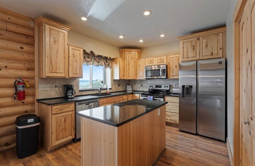 Harbor Village Cabin | Hot Tub! Foosball! Lake views! Bunks! Sleeps 30+!