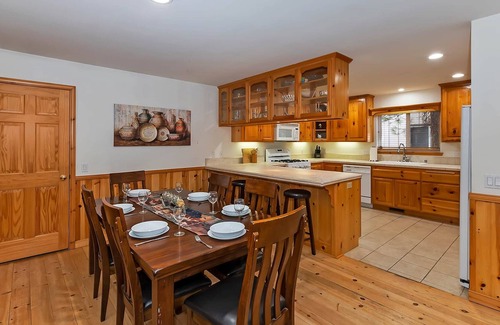 Fox Farm House | HOT TUB, Foosball, Pool Table, PlayStation & Near Slopes