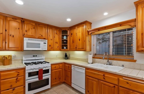 Fox Farm House | HOT TUB, Foosball, Pool Table, PlayStation & Near Slopes