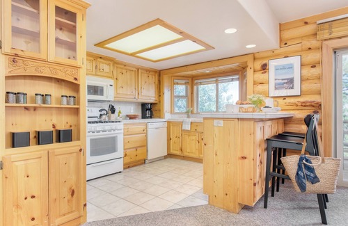 Castle Glen Estates Cabin | Hot Tub, Foosball, Ping Pong + BBQ Grill | 10mins to Bear Mountain | Tanglewood
