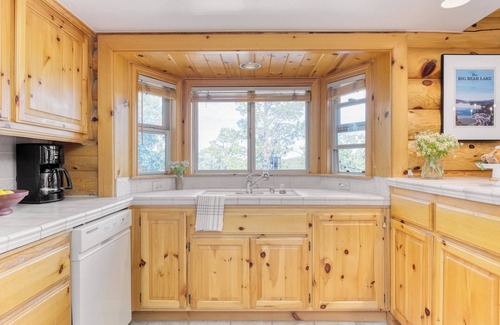 Castle Glen Estates Cabin | Hot Tub, Foosball, Ping Pong + BBQ Grill | 10mins to Bear Mountain | Tanglewood