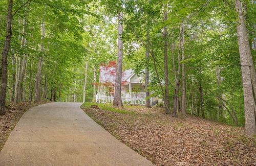 Dahlonega Cottage | ♨️Hot Tub🌳Forest🍷Wineries🍔Grill 🎦ROKU📧WiFi📺 HDTV🛏️Queen ❤️ Comfy 🆒 Gem🌎