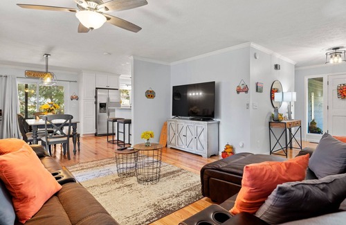 Hendersonville House | Hot Tub- Game Room- Firepit! 5mi to downtown