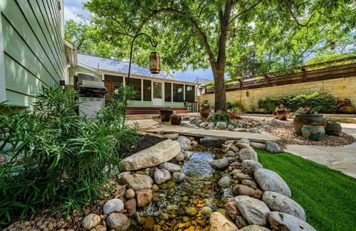Kerrville House | Hot Tub, Game Room, Backyard Oasis, Full Kitchen & More!