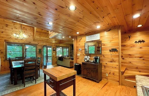 Cherry Log Cabin | Hot Tub, Game Room, Fire Pit, Putting Green, FUN!