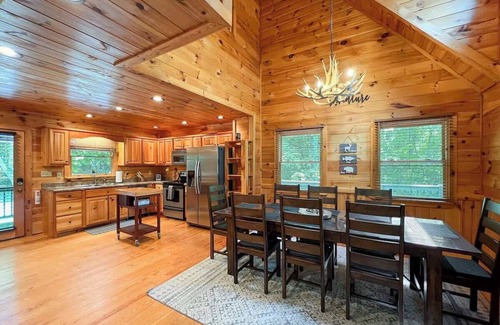 Cherry Log Cabin | Hot Tub, Game Room, Fire Pit, Putting Green, FUN!