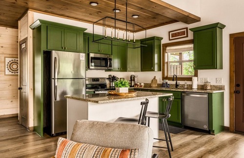 Chalet Village Cabin | Hot Tub, Game Room, Fire Pit, VIEWS, Luxe Modern - Coyote Cabin