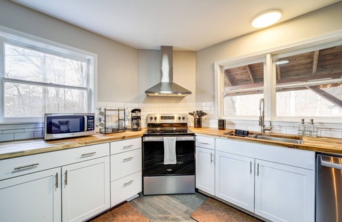 Canton Cabin | Hot Tub, Game Room & Fire Pit: Canton Log Cabin
