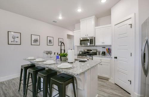 Lubbock House | Hot Tub, Game Room Modern Raider Resort By TTU