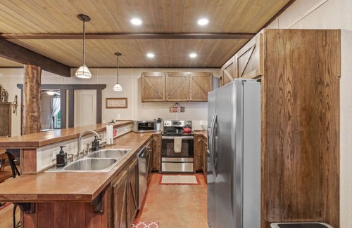 Last Chance House | Hot Tub - Game Room - Sleeps 20 - 35mi to Yellowstone