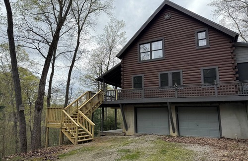 Chillicothe Cabin | Hot tub, game room