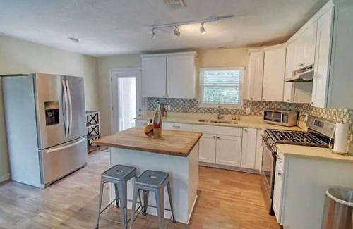 Shearer Hills - Ridgeview House | HOT TUB! Gaming & SHOPPING, Our Airbnb Has It ALL!