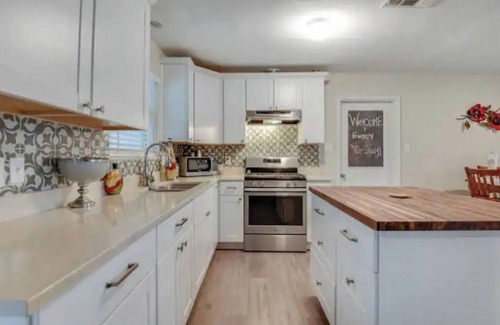 Shearer Hills - Ridgeview House | HOT TUB! Gaming & SHOPPING, Our Airbnb Has It ALL!