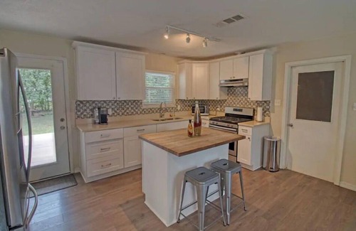 Shearer Hills - Ridgeview House | HOT TUB! Gaming & SHOPPING, Our Airbnb Has It ALL!