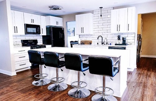 Milwaukee House | Hot Tub + Garage + Parking+Patio+King + Large Yard