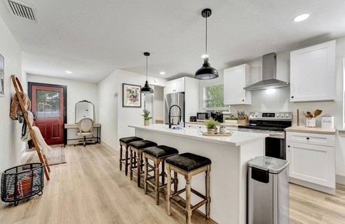 Ybor City House | Hot Tub Gem ~ Stylish, Cozy & 6 mins to Downtown ~ Fast Wifi