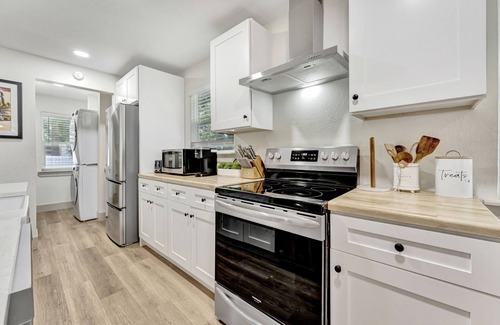 Ybor City House | Hot Tub Gem ~ Stylish, Cozy & 6 mins to Downtown ~ Fast Wifi