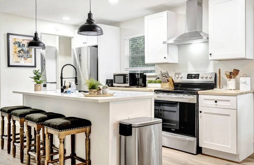 Ybor City House | Hot Tub Gem ~ Stylish, Cozy & 6 mins to Downtown ~ Fast Wifi