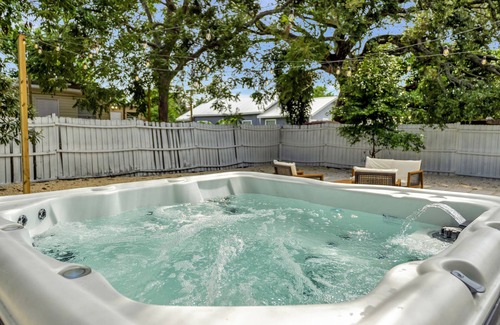 Ybor City House | Hot Tub Gem ~ Stylish, Cozy & 6 mins to Downtown ~ Fast Wifi