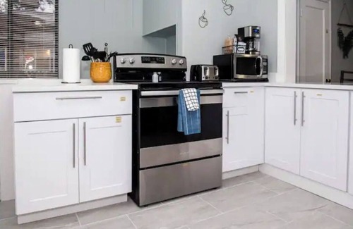 Rose Park House | Hot Tub Haven SLC 4bd/2ba house 10min airport! 30-Day Minimum
