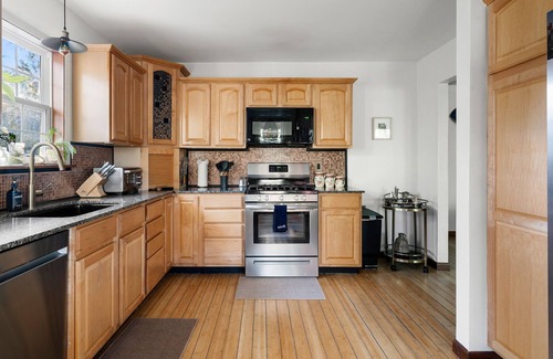 North Charleston House | Hot Tub Haven! : 7 Beds Endless Summer
