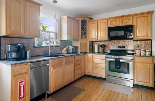 North Charleston House | Hot Tub Haven! : 7 Beds Endless Summer