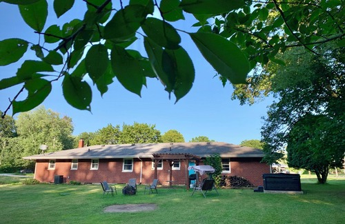 South Bend House | |HOT TUB| Hazel Acres| Quiet Getaway | Notre Dame