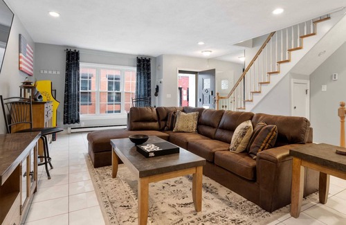 Telegraph Hill House | Hot Tub~Heart of Southie~BBQ