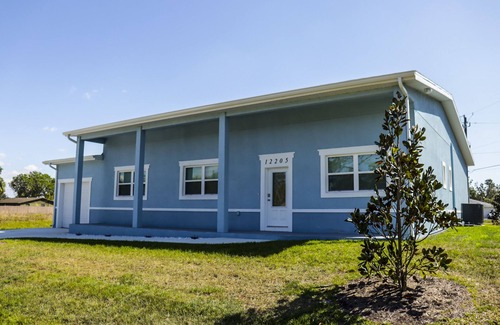 Warm Mineral Springs House | HOT TUB, HEATED POOL AND WALKING DISTANCE TO MINERAL SPRINGS