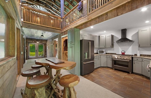 Waynesville House | HOT Tub! Hiking, Pool Table, Rustic Getaway, Views, Relax, Pets