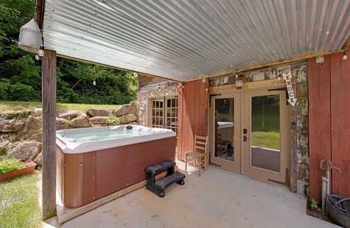 Waynesville House | HOT Tub! Hiking, Pool Table, Rustic Getaway, Views, Relax, Pets