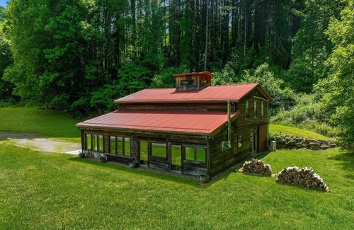 Waynesville House | HOT Tub! Hiking, Pool Table, Rustic Getaway, Views, Relax, Pets