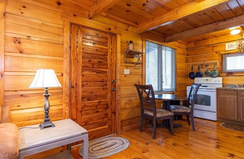 Campton Apartment | Hot Tub - Hillside Loft - Red River Gorge, KY