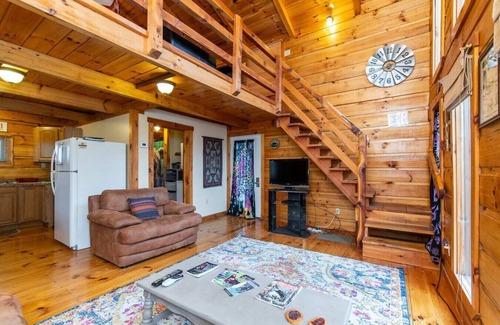 Campton Apartment | Hot Tub - Hillside Loft - Red River Gorge, KY
