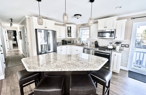 Town Bank House | Hot Tub Holiday Escape! Fireplace + 500ft to Private Beach, close to all!